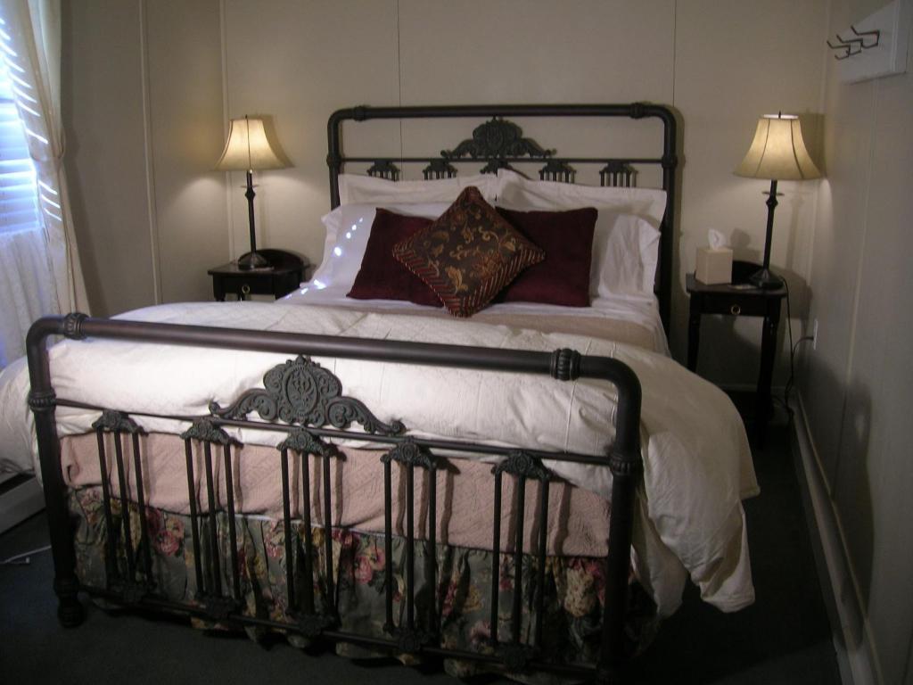 The Forest Queen Hotel Crested Butte Room photo